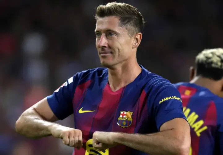 Robert Lewandowski w koszulce FC Barcelony, świętuje bramkę. To właśnie w tym klubie gra Lewandowski.