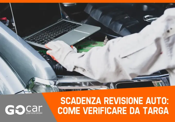 Meccanico controlla con laptop la scadenza revisione auto, anche se il termine è il 31 del mese.