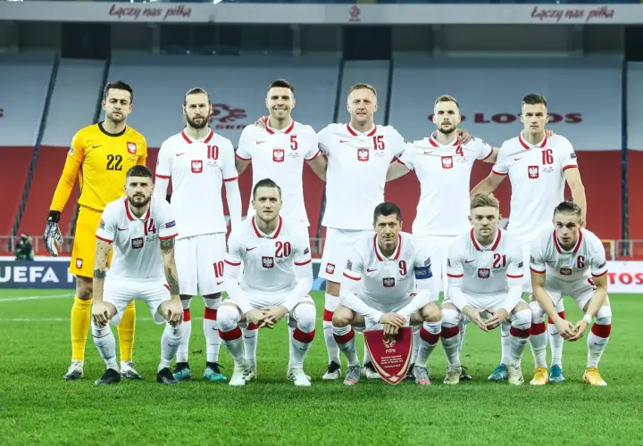 Kto dziś gra w piłkę nożną? Gdzie oglądać mecze na żywo?