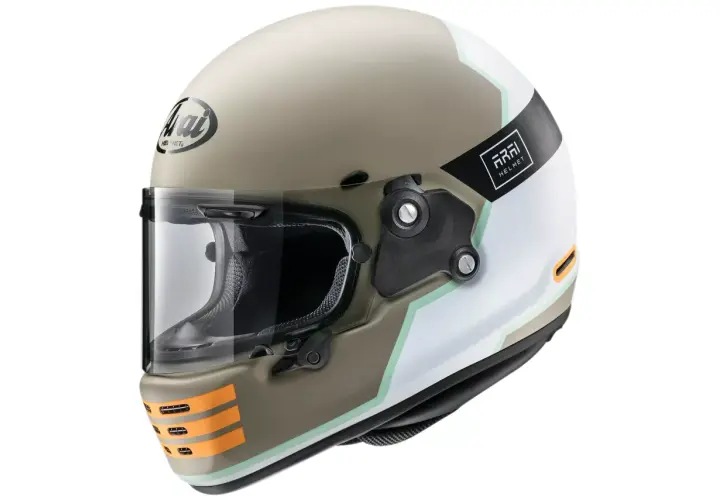 Kask Arai w kolorze piaskowym z białymi i zielonymi akcentami, z pomarańczowymi paskami na szczęce.
