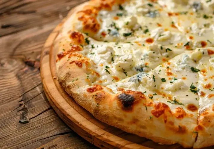 Pyszna pizza z serem, z chrupiącą skórką i obficie posypana ziołami, prezentuje się apetycznie na drewnianej desce.