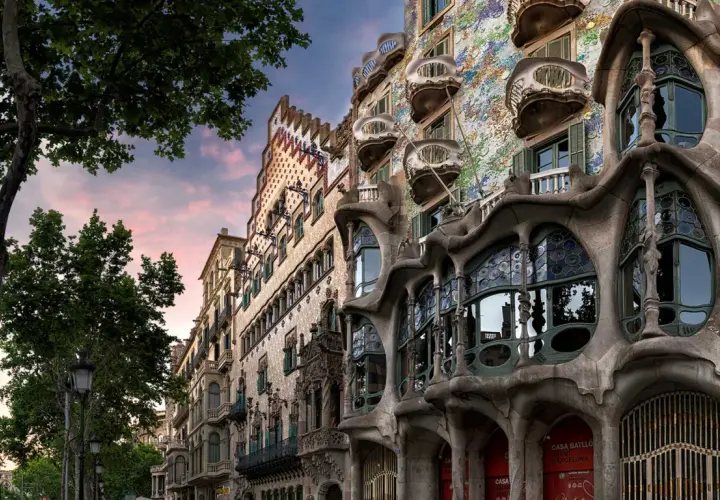 Fassade des Casa Batlló in Barcelona, ein Meisterwerk der Jugendstil Architektur mit organischen Formen und bunten Mosaiken.