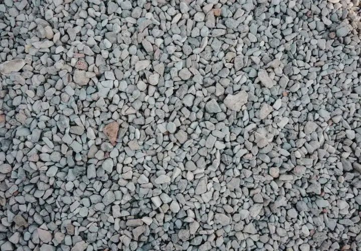 Mnóstwo szarego żwiru, idealnego na podjazd. Zastanawiasz się, ile kosztuje tona żwiru?