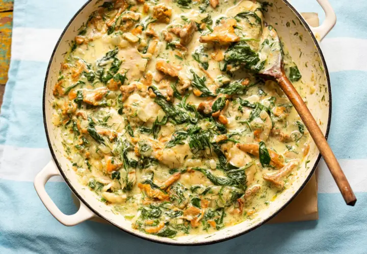 Un plat crémeux de poulet, champignons et épinards, garni d'aneth frais. Un délice à savourer !