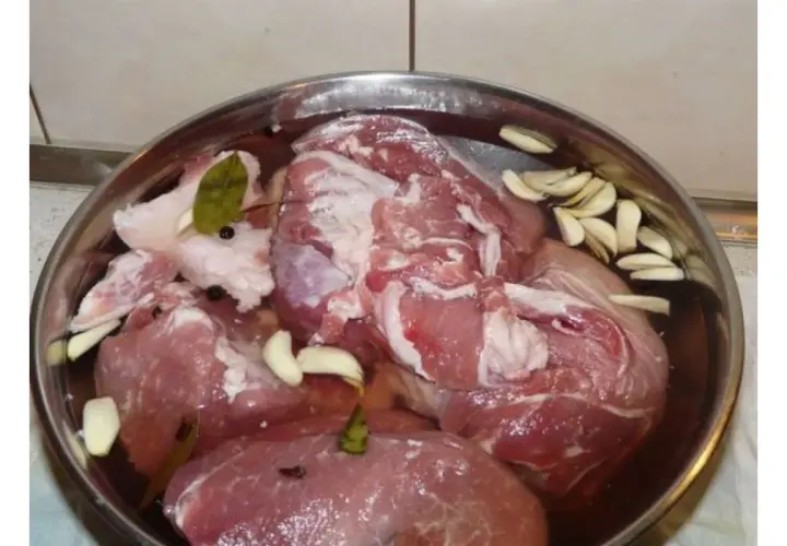 Tradycyjne peklowanie mokre wieprzowiny na wędzonki. Mięso w zalewie z czosnkiem, liściem laurowym i pieprzem, idealne proporcje soli.