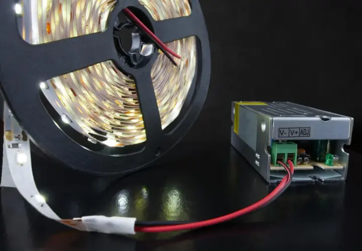 Taśma LED 12V na rolce i zasilacz z regulacją napięcia. Idealny zestaw do stworzenia nastrojowego oświetlenia.