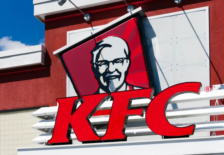 Logo KFC z wizerunkiem pułkownika Sandersa. Zastanawiasz się, ile kcal ma zinger z KFC?