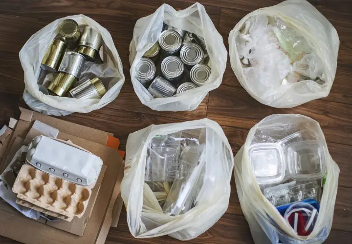 Work in progress: segregacja surowców wtórnych. Worek z puszkami, butelkami PET, kartonami i wytłoczkami po jajkach czeka na recykling.
