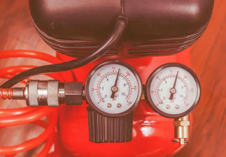 Dwa manometry pokazują ciśnienie w instalacji. Jeden wskazuje ok. 50 psi, drugi ok. 75 psi. Dopuszczalny spadek ciśnienia w instalacji co jest monitorowany.