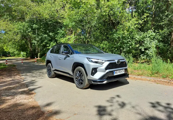 Ile pali Toyota RAV4 Hybrid? Realne zużycie i porady