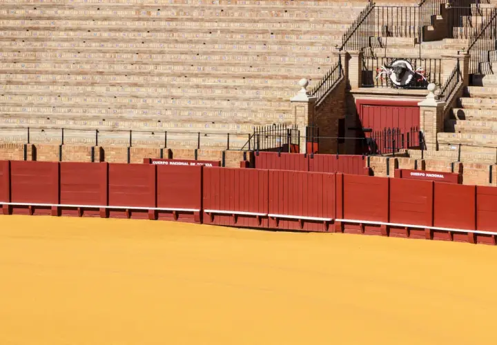 Arena de toros con gradas de ladrillo y barrera roja. Un detalle de la plaza de toros, de las plazas mas grandes del mundo.
