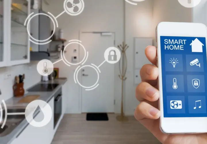Smartfon steruje inteligentnym domem, pokazując ikony urządzeń. To właśnie dzięki technologii takiej jak zigbee co to jest, możemy zarządzać domem zdalnie.