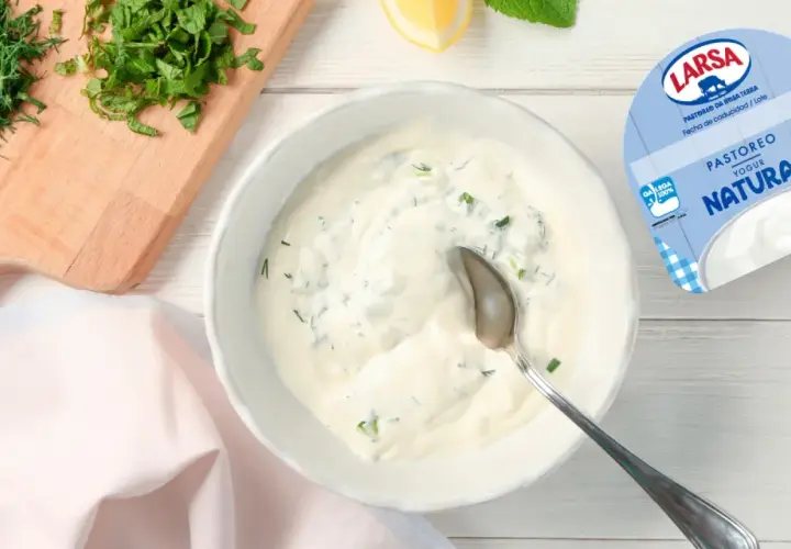 Deliciosa salsa de yogur natural con hierbas frescas, lista para acompañar tus platos.