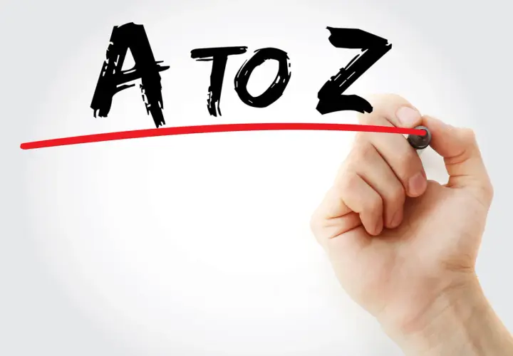 Ręka pisze markerem "A TO Z", sugerując pełne omówienie terminologii w tenisie.