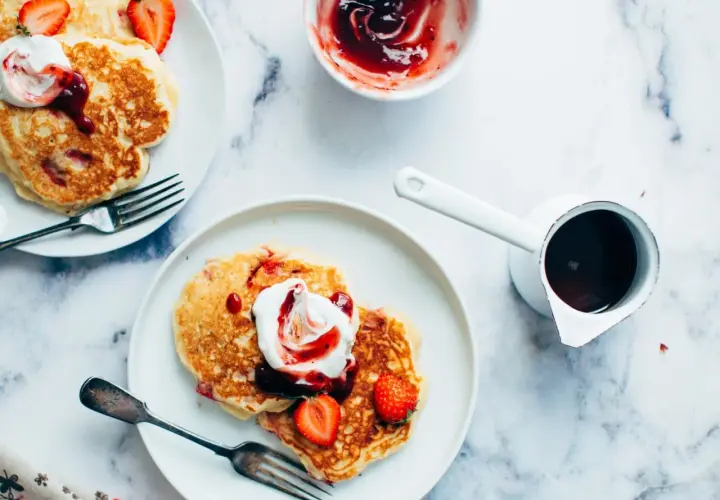 Deliciosas tortitas con fresas, nata y mermelada. Una receta perfecta para el desayuno o merienda.