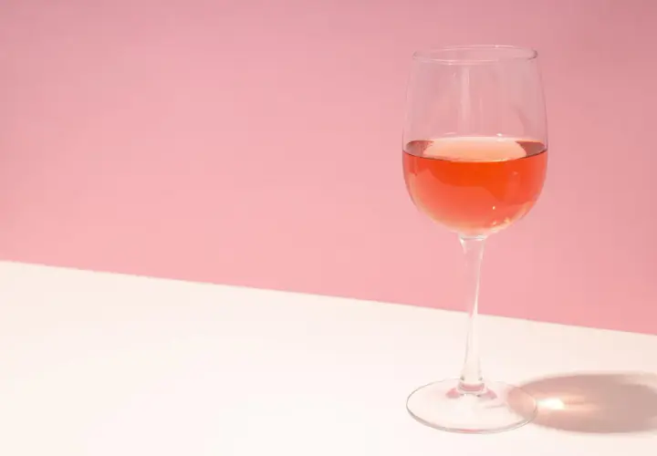 Verre de vin rosé, parfait pour une dégustation à la bonne température.