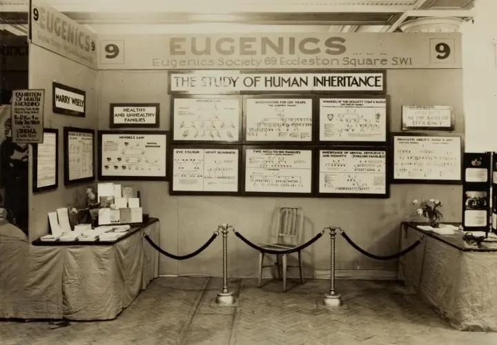 Wystawa "Eugenics" prezentuje drzewa genealogiczne i wykresy dotyczące dziedziczenia cech, promując idee eugeniki.