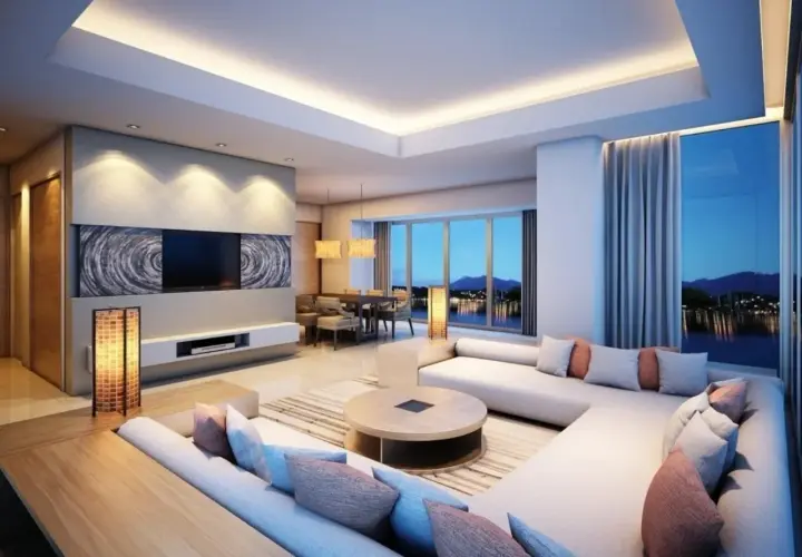 Elegante soggiorno con soffitto a cassettone in cartongesso, illuminazione indiretta e vista panoramica. La struttura cartongesso valorizza l'ambiente.