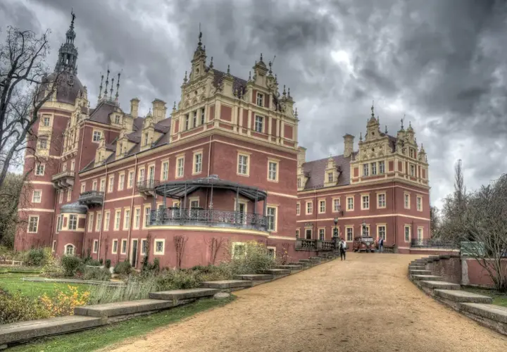 Zamek w Mużakowie zachwyca architekturą. Sprawdź zamek w Mużakowie cennik i zaplanuj wizytę!