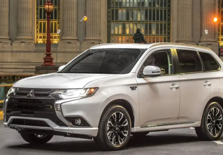 Biały Mitsubishi Outlander PHEV, idealny do miasta, zbiera pozytywne mitsubishi outlander opinie. Elegancki wygląd i ekologiczny napęd.