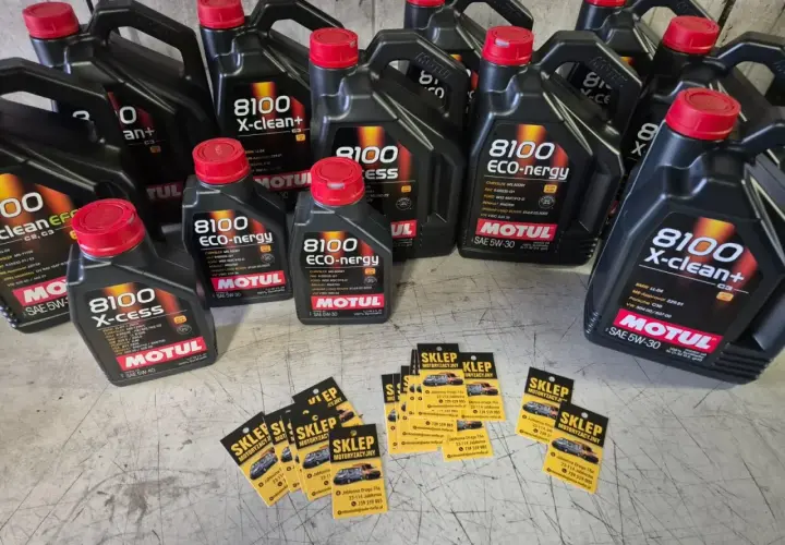 Butelki oleju silnikowego Motul 8100 X-cess i X-clean, karty z logo sklepu.