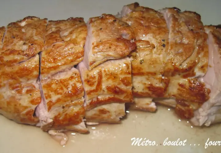 Filet mignon de porc tranché, doré et juteux, prêt pour une délicieuse recette en sauce. Parfait pour un repas savoureux.