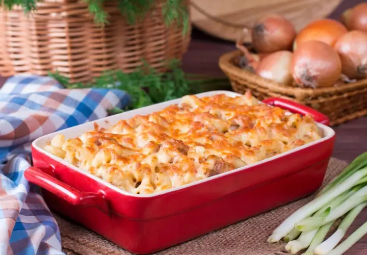 Prosta zapiekanka makaronowa z kurczakiem i warzywami w sosie śmietanowym