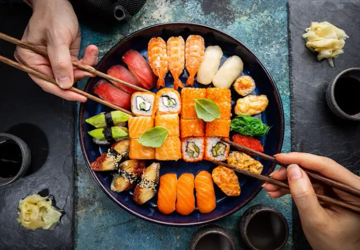 Jak się je sushi na ciepło czy zimno? Odkryj prawdę o serwowaniu