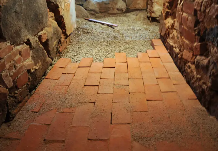 Co na podłogę w piwnicy? Najlepsze materiały odporne na wilgoć