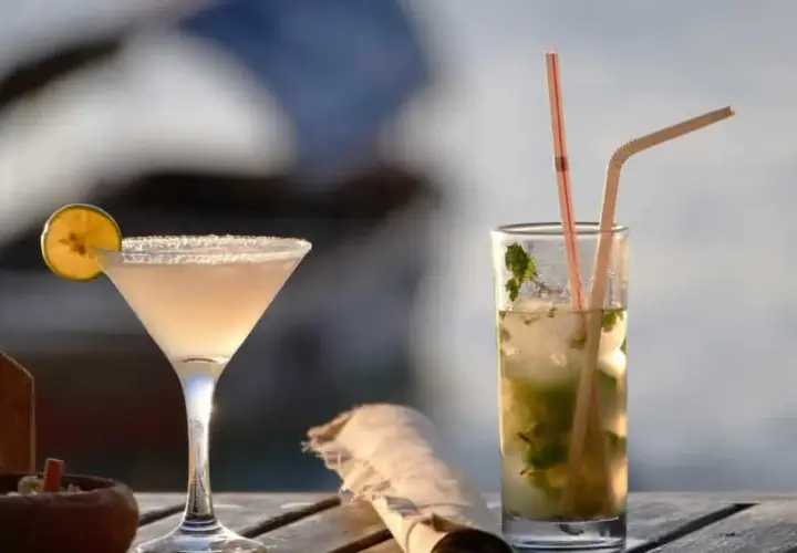 Kto robi drinki? Poznaj rolę barmana i jego tajniki przygotowania