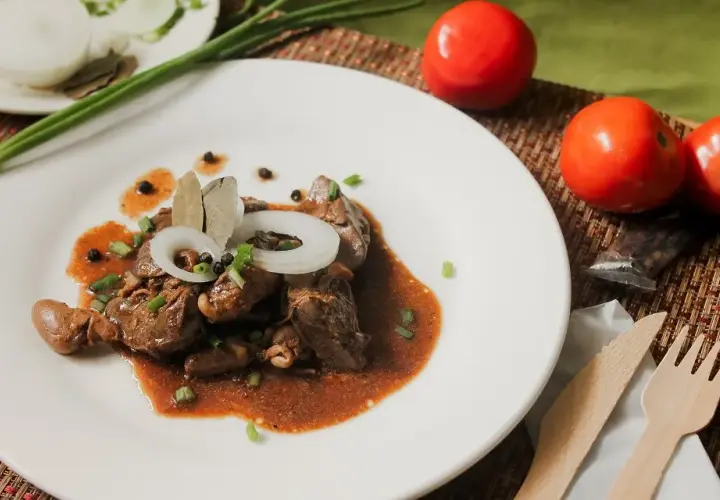 Dlaczego wątróbka strzela przy smażeniu i jak tego uniknąć?
