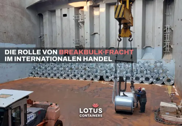 Schiffsladung mit Stahlrollen, die als Breakbulk-Fracht transportiert werden. Ein Kran hebt eine Rolle, während Arbeiter sie sichern.