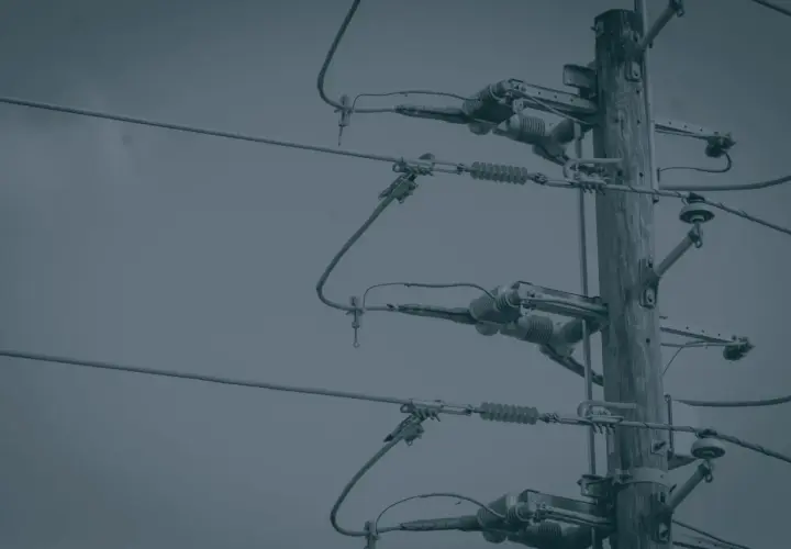 Słupy energetyczne i linie wysokiego napięcia. Przygotuj się na blackout, mając zapasy i plan działania.