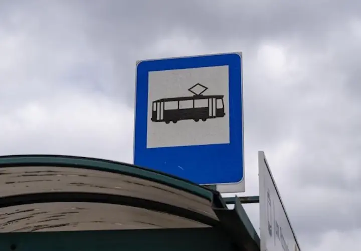 Znak tramwajowy nad wiatą przystankową. Tu kupisz mpk łódź bilety.