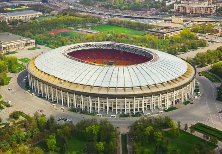 Stadion Łużniki w Moskwie, gdzie grają moskiewskie kluby piłkarskie, otoczony zielenią i drogami.