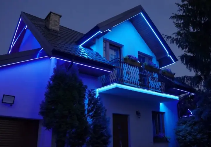 Elegancki dom nocą, podkreślony błękitnymi listwami LED zewnętrznymi, tworzącymi nowoczesną iluminację.