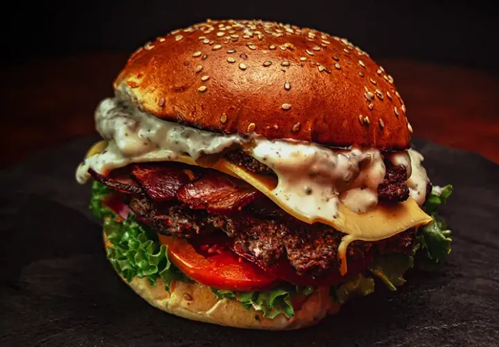 Co to smash burger i dlaczego warto go spróbować w Polsce