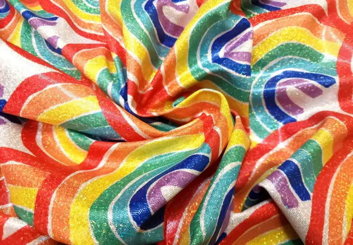 Tissu lycra déf. aux couleurs arc-en-ciel, scintillant et drapé, évoquant la joie et la célébration.