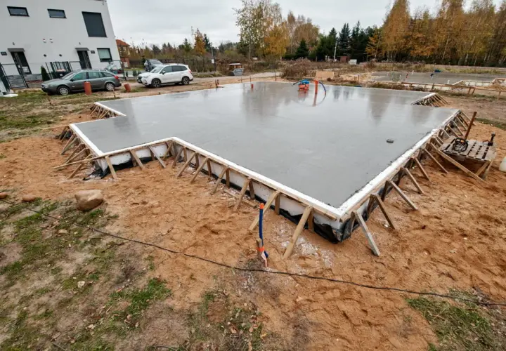 Świeżo wylana płyta fundamentowa, gotowa na budowę domu. Solidny fundament to podstawa.