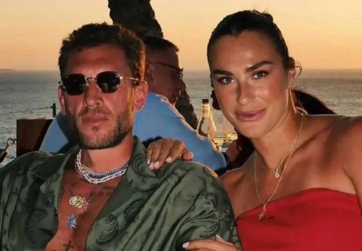 Aryna Sabalenka z partnerem cieszą się zachodem słońca nad morzem.
