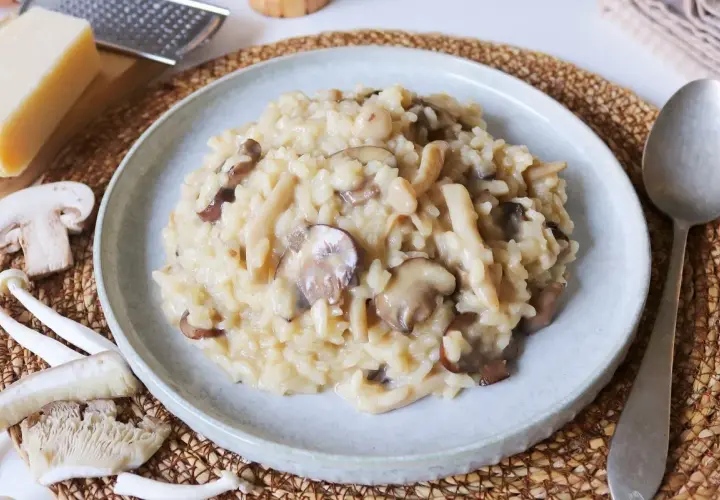 Un cremoso risotto de setas, con champiñones frescos y trozos de queso parmesano rallado.