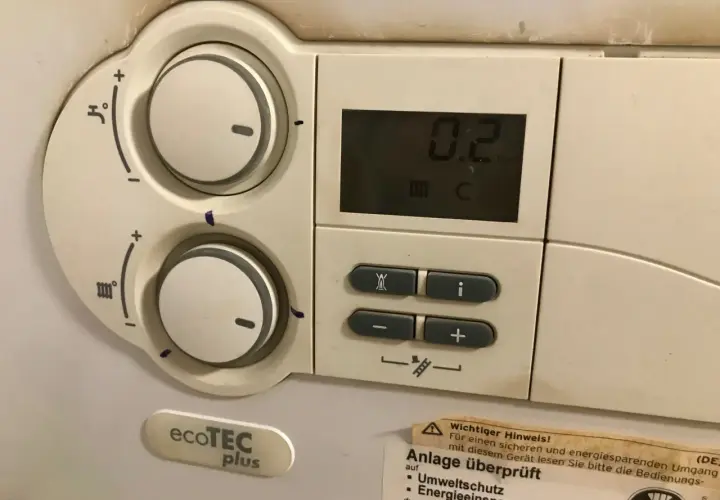 Wyświetlacz pieca Vaillant ecoTEC plus pokazuje "0.2 C", co może oznaczać problem z podgrzewaniem wody.