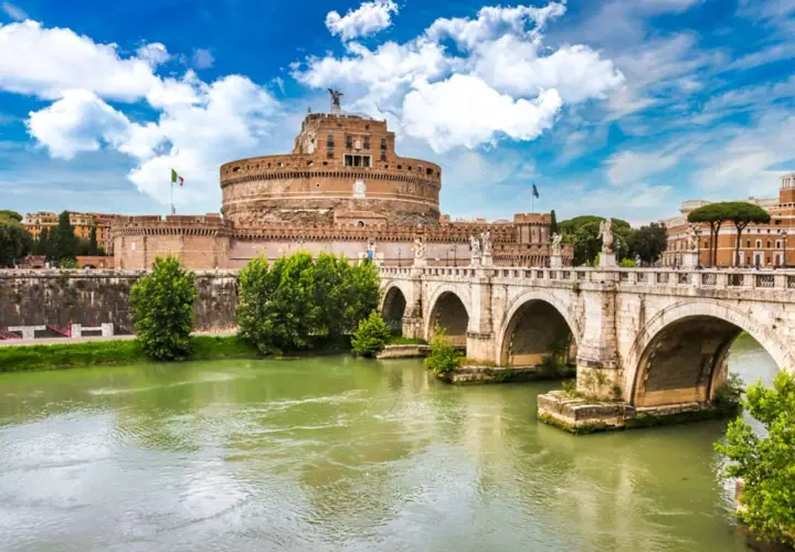 Ponte Sant'Angelo con Castel Sant'Angelo sullo sfondo, un'ottima idea per cosa vedere vicino Castel Sant'Angelo.