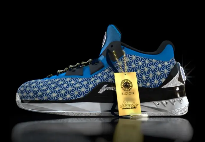Niebieskie buty sportowe z białym wzorem, ozdobione diamentami i złotą metką. Prawdopodobnie najdroższe buty na świecie.