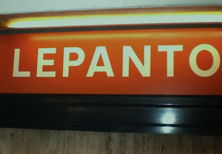 Segnale luminoso della stazione metro Lepanto. Le metro notizie sono sempre aggiornate qui.