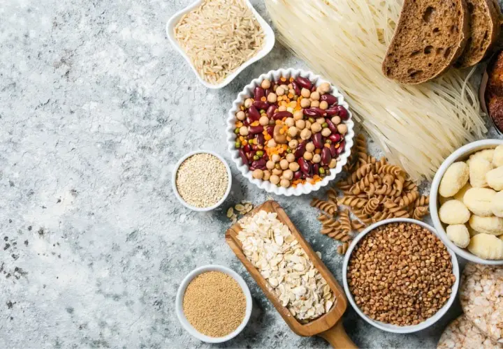 Różnorodne produkty bogate w węglowodany: ryż, makaron, kasze, płatki owsiane, chleb, ciastka i ryżowe wafle. Idealne do ładowania węglowodanami przed wysiłkiem.