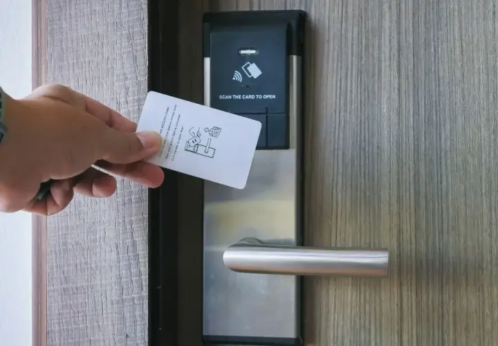 Czy w hotelu można przyjmować gości? Zasady i konsekwencje