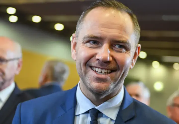 Uśmiechnięty mężczyzna w garniturze, być może przyszły kandydat na następcę Andrzeja Dudy w walce o pałac prezydencki.