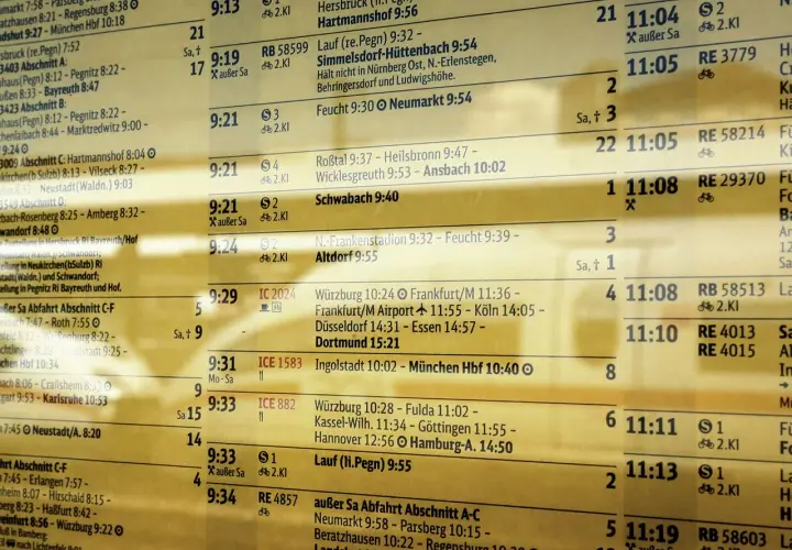 Fahrplan zeigt Zugstrecken mit Abfahrtszeiten und Zielen.