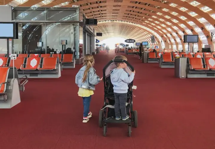 Przewóz wózka samolotem: Bezpłatnie i bez stresu? Sprawdź!